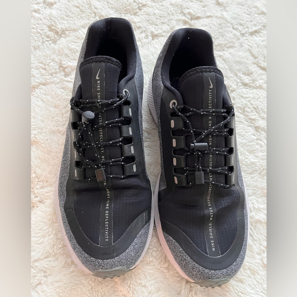 Woman’s Nike tennis shoes